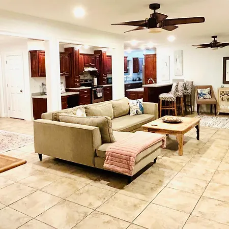 4/3 Home Centrally Located, Beach, Casino, Airport, Dining, Golfing, Shopping, Entertainment